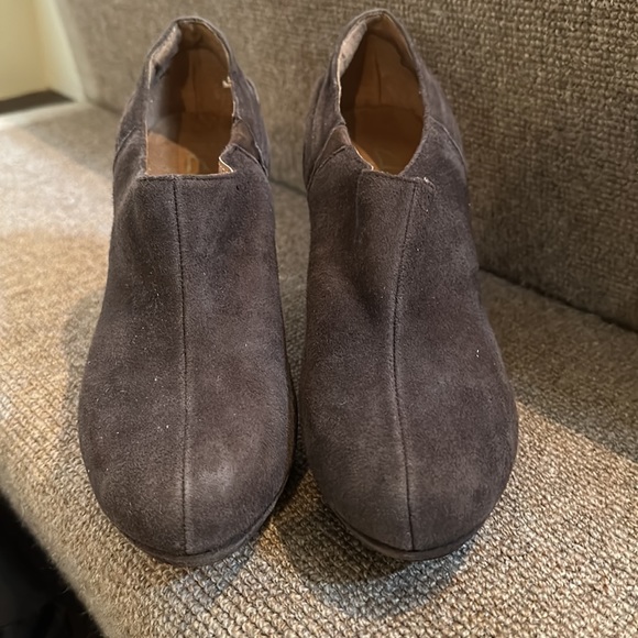 Clarks Brown Suede Shoe-Boot Heel - Picture 3 of 3